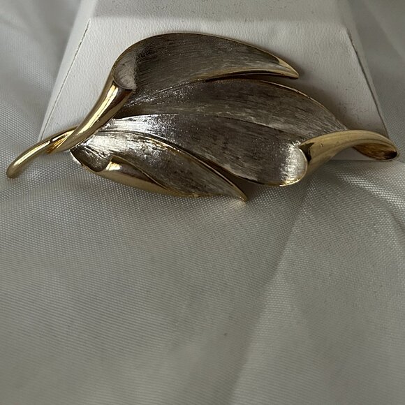 Hobe Vintage Leaf Brooch - Picture 1 of 5